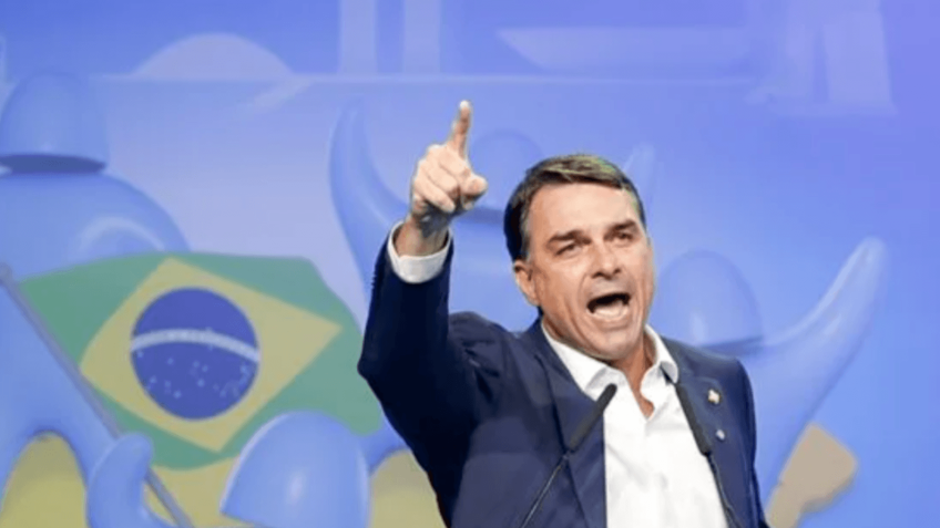 Flávio Bolsonaro promete banir jogo do tigrinho e cassinos online se chegar à Presidência