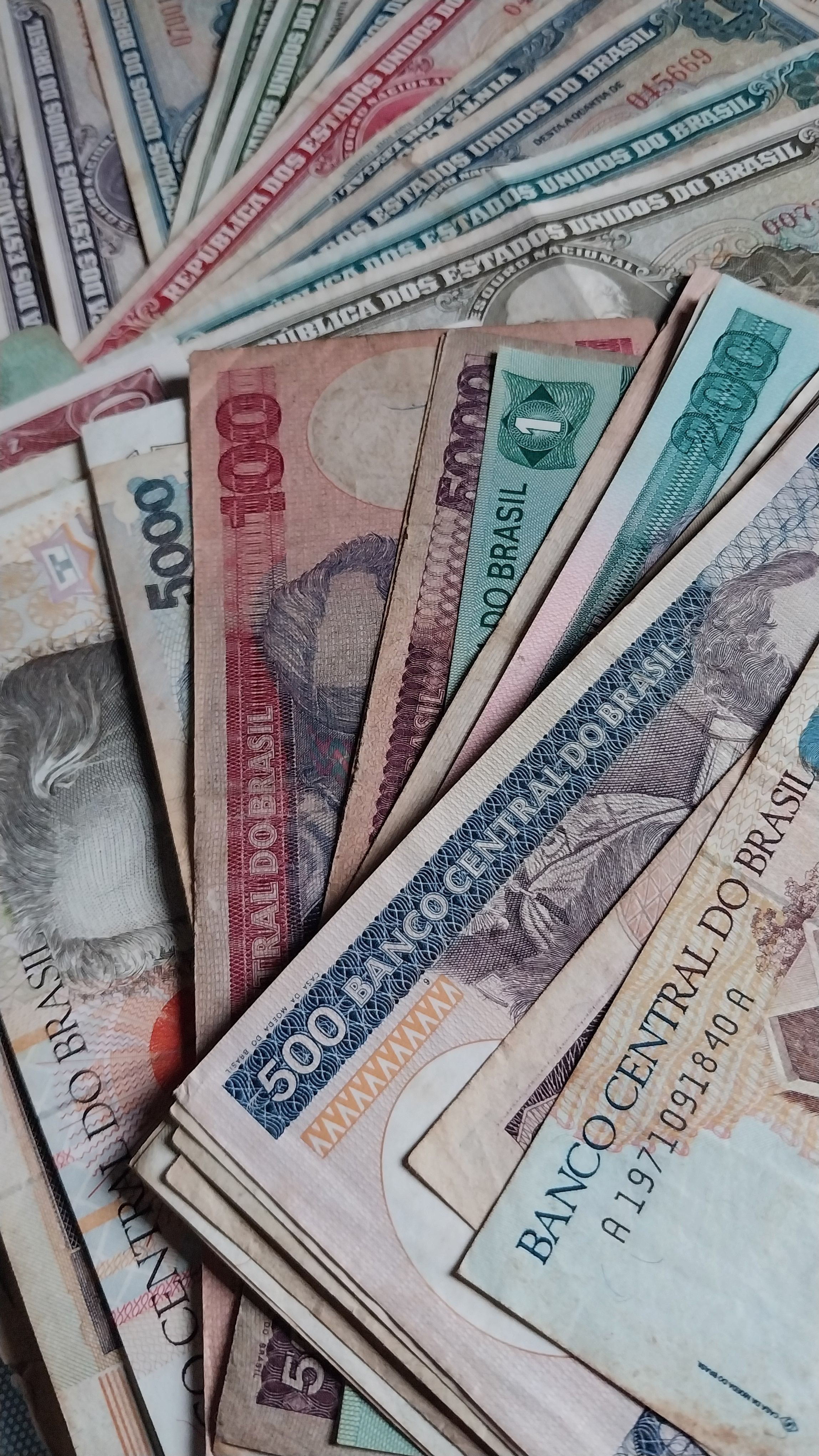 Dólar no maior valor em quase um mês e juros mais altos por mais tempo apertam o bolso em Manaus
