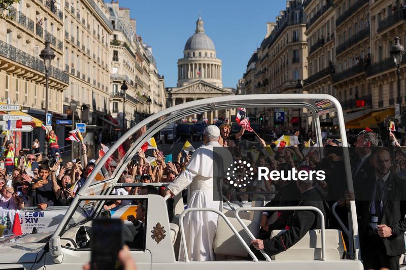Centenas de milhares em Paris saúdam papa Leão no maior evento de sua viagem à França