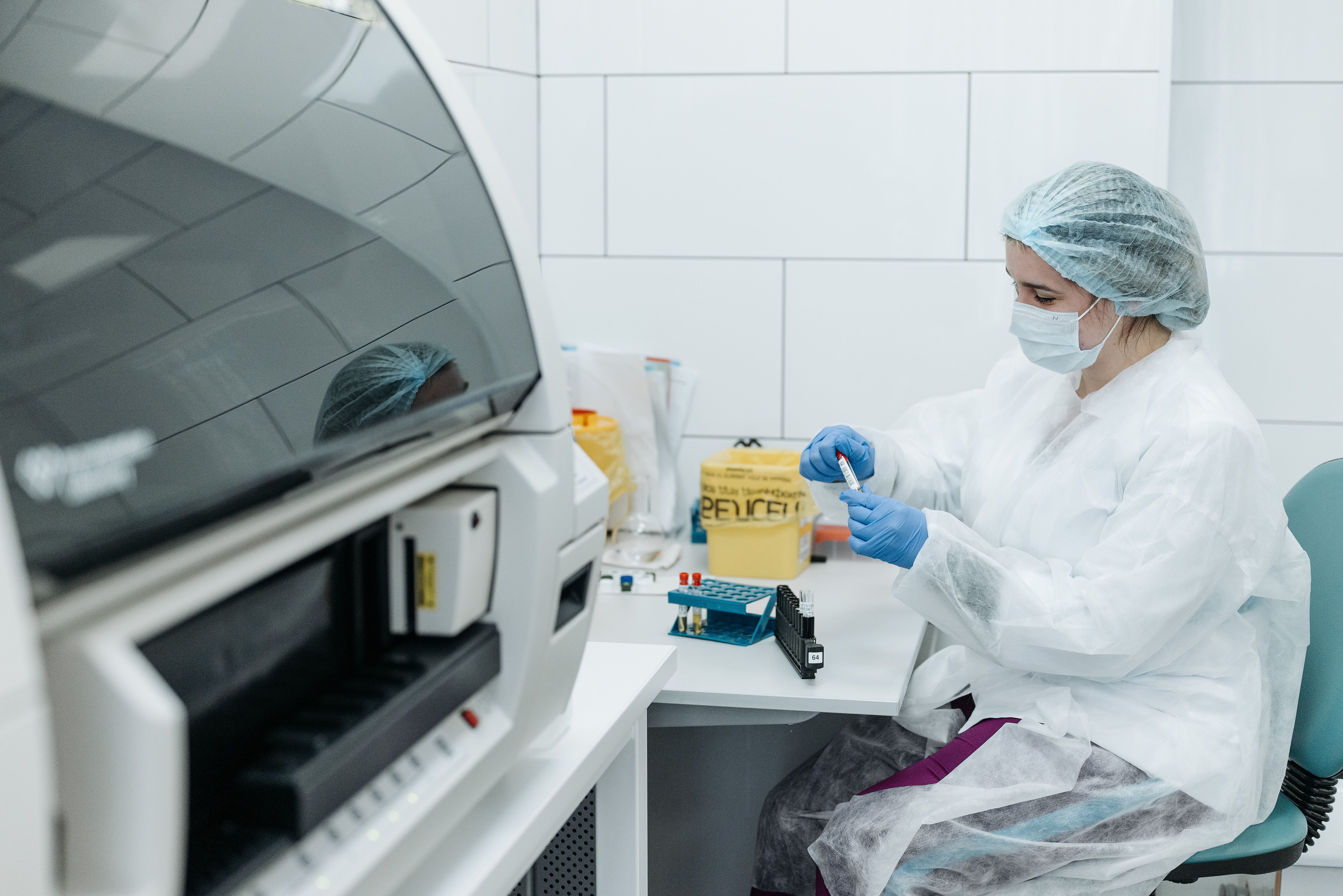 Inteligência artificial encontra sozinha sistema genético inédito que lembra o CRISPR