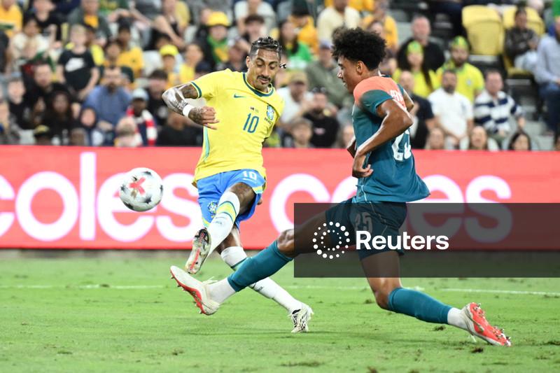 Raphinha é cortado da seleção brasileira por edema muscular na coxa direita