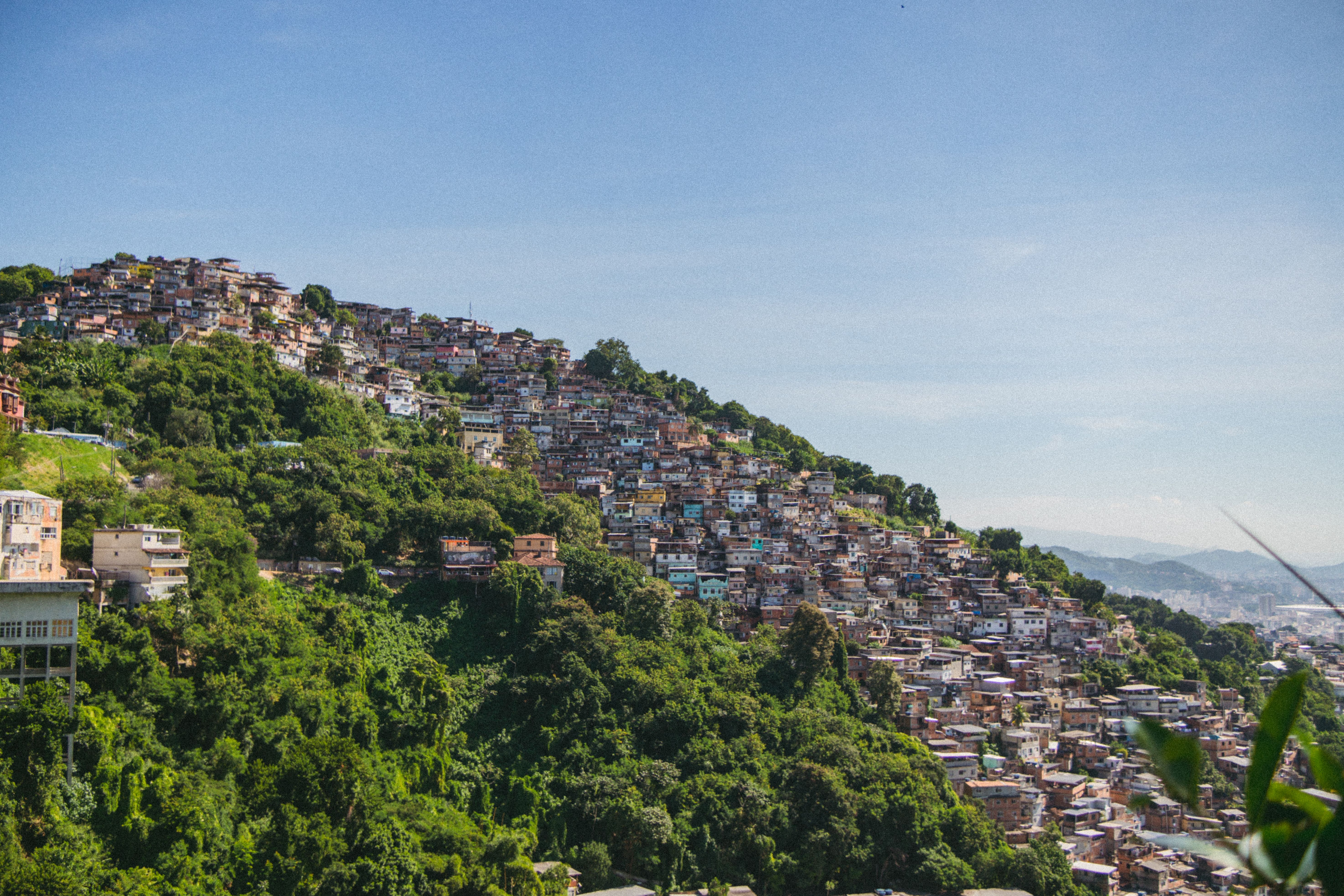 Comunidades do Complexo do Alemão recebem obras de saneamento e urbanização de R$ 210 milhões