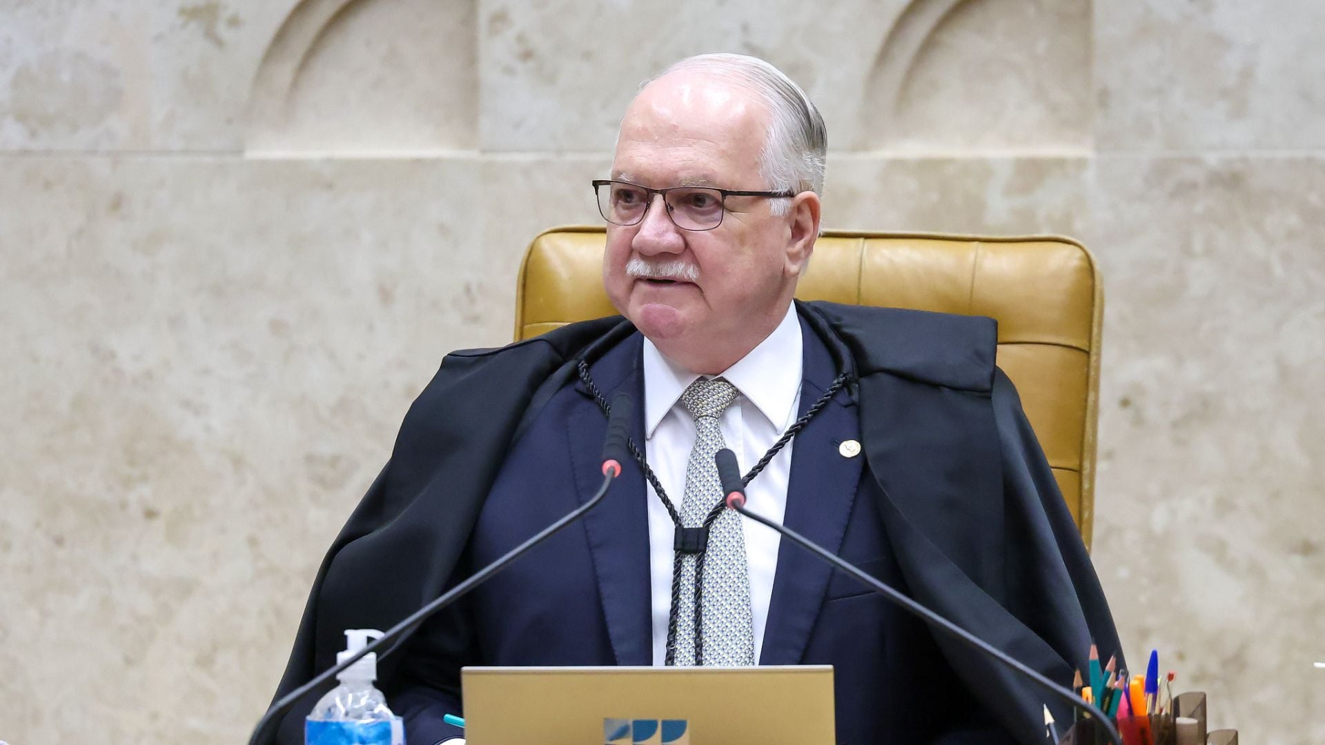 Ex-ministros do STF pedem a Fachin sessão pública urgente sobre crise na Corte