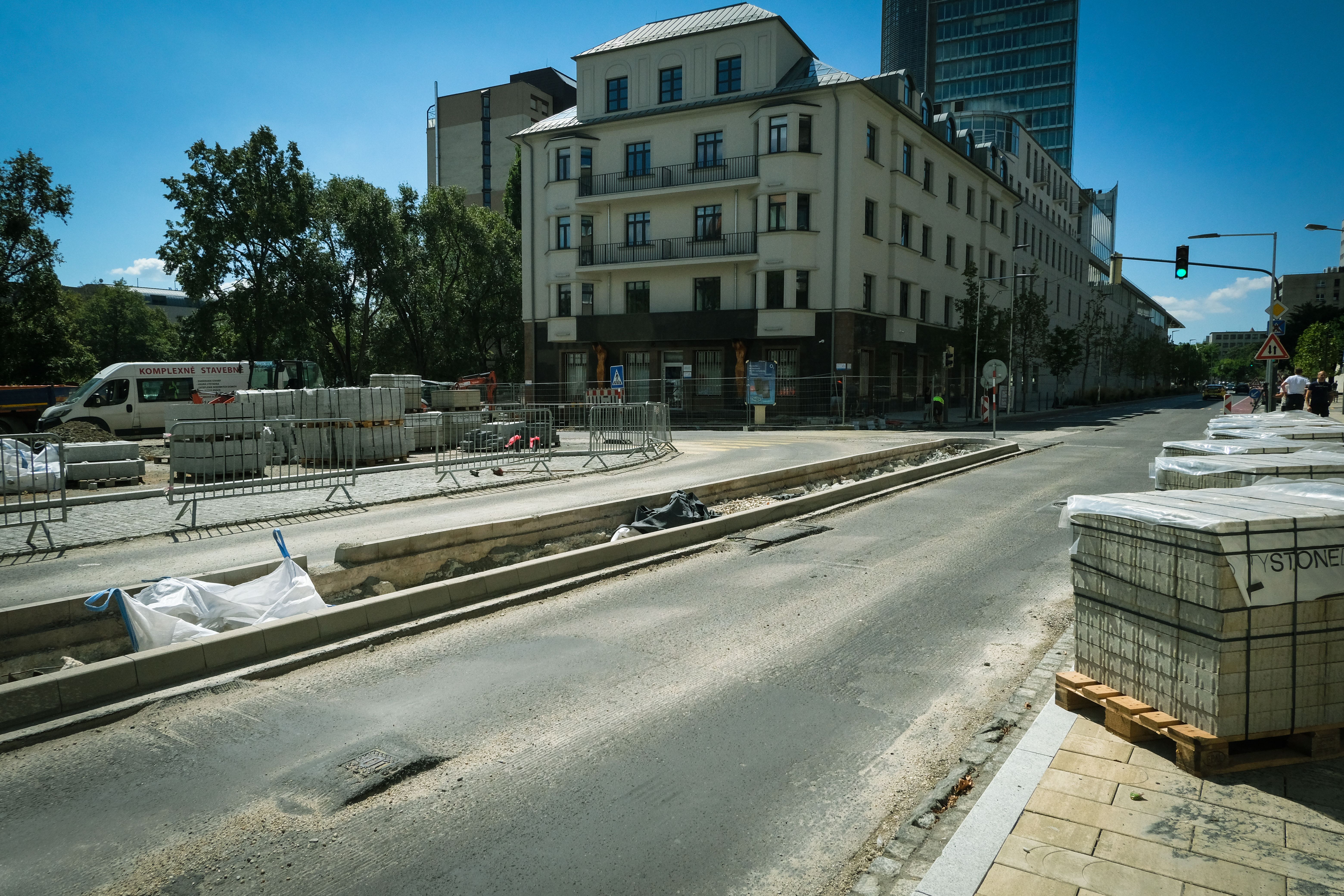 Obras de conservação mantêm faixa da Avenida Brasil interditada em Manguinhos