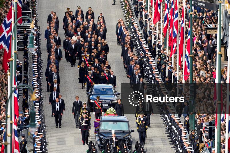 Multidão se despede do rei Harald na Noruega