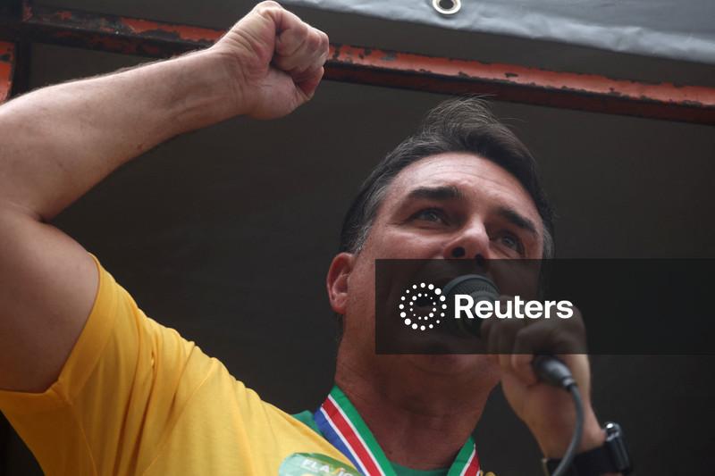 Flávio diz que reajuste do Bolsa Família mostra desespero de Lula