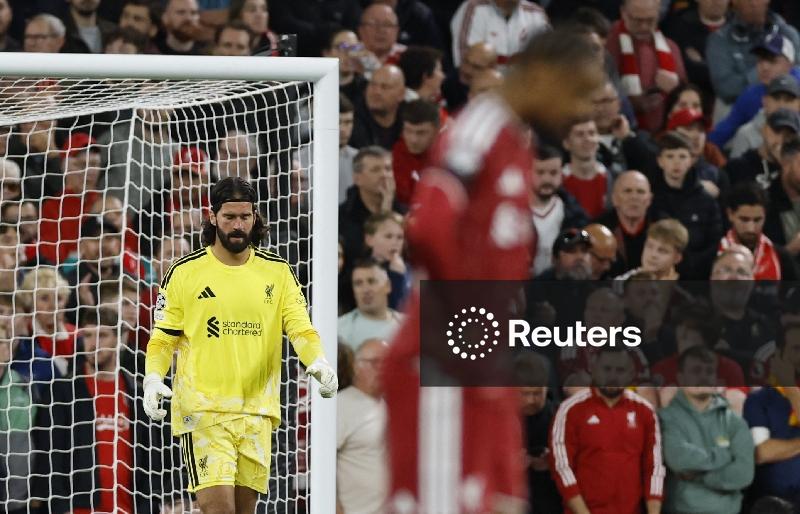 Goleiro Alisson é multado por chutar painel de substituições após empate com Forest