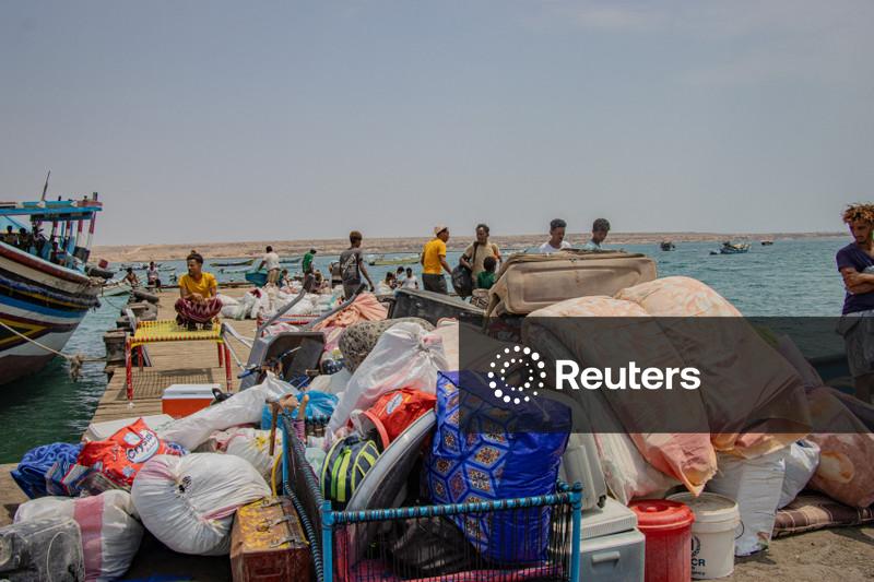 Iemenitas fogem de barco à medida que guerra no Oriente Médio se alastra