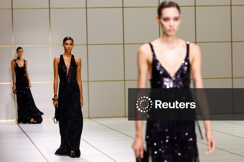 Armani lança coleção cintilante em busca de “evolução”