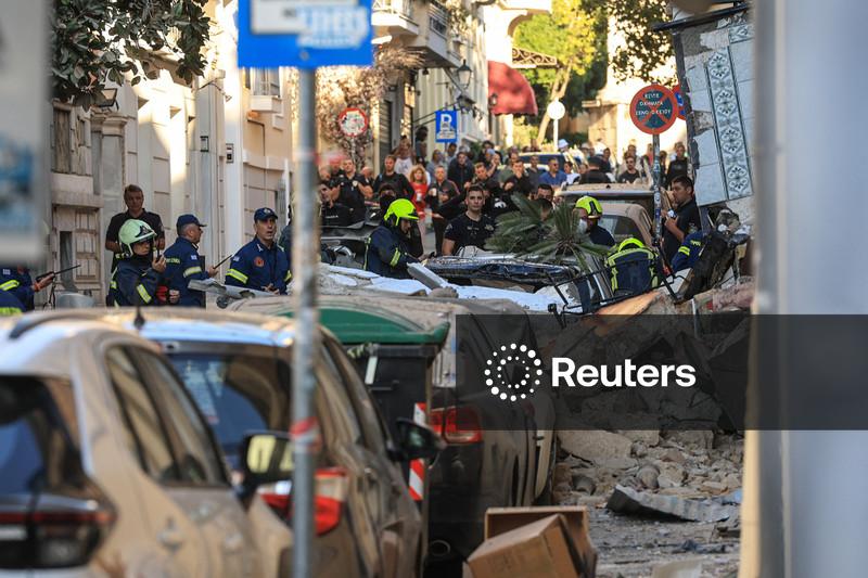 Explosão destrói prédio em área turística de Atenas e deixa três feridos