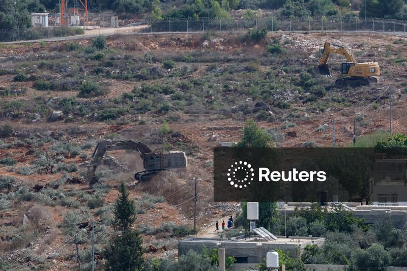 Tratores israelenses destroem oliveiras palestinas antes da colheita anual