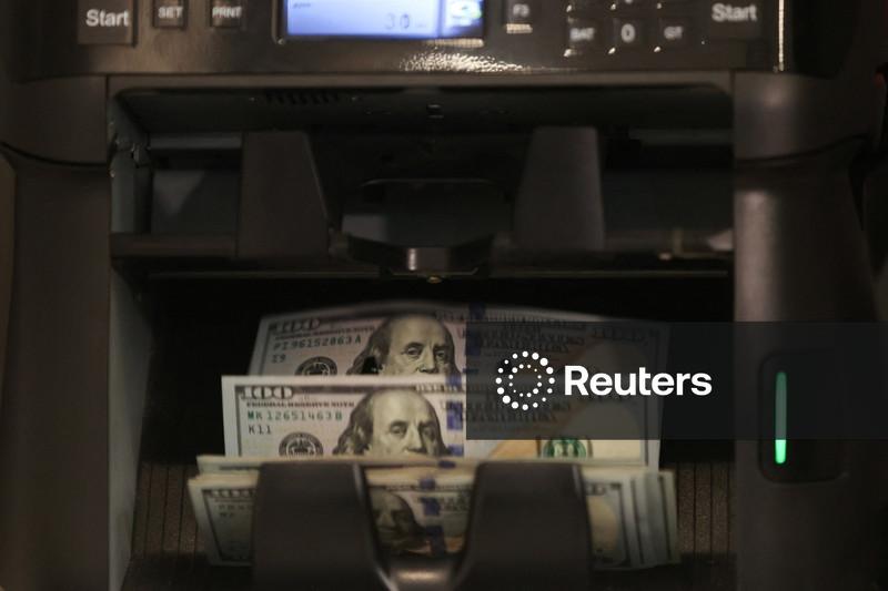 Dólar sobe ante real sob influência do exterior e de nova pesquisa