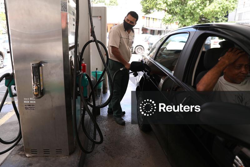 Gasolina cai 0,3% nos postos após redução de tributos na 1ª quinzena, diz Ticket Log
