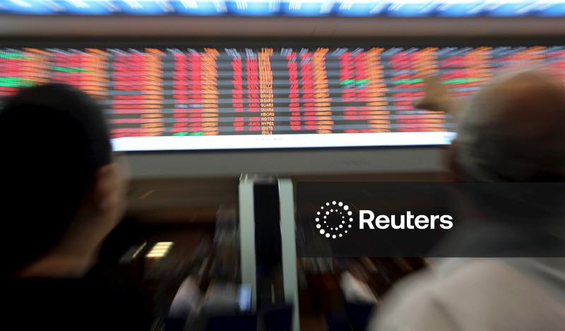 Ibovespa sobe com Petrobras e dólar fecha quase estável antes de decisões de juros
