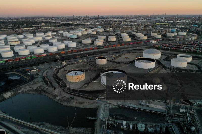 Estoque de petróleo bruto dos EUA cai, enquanto o de combustíveis aumenta, diz EIA