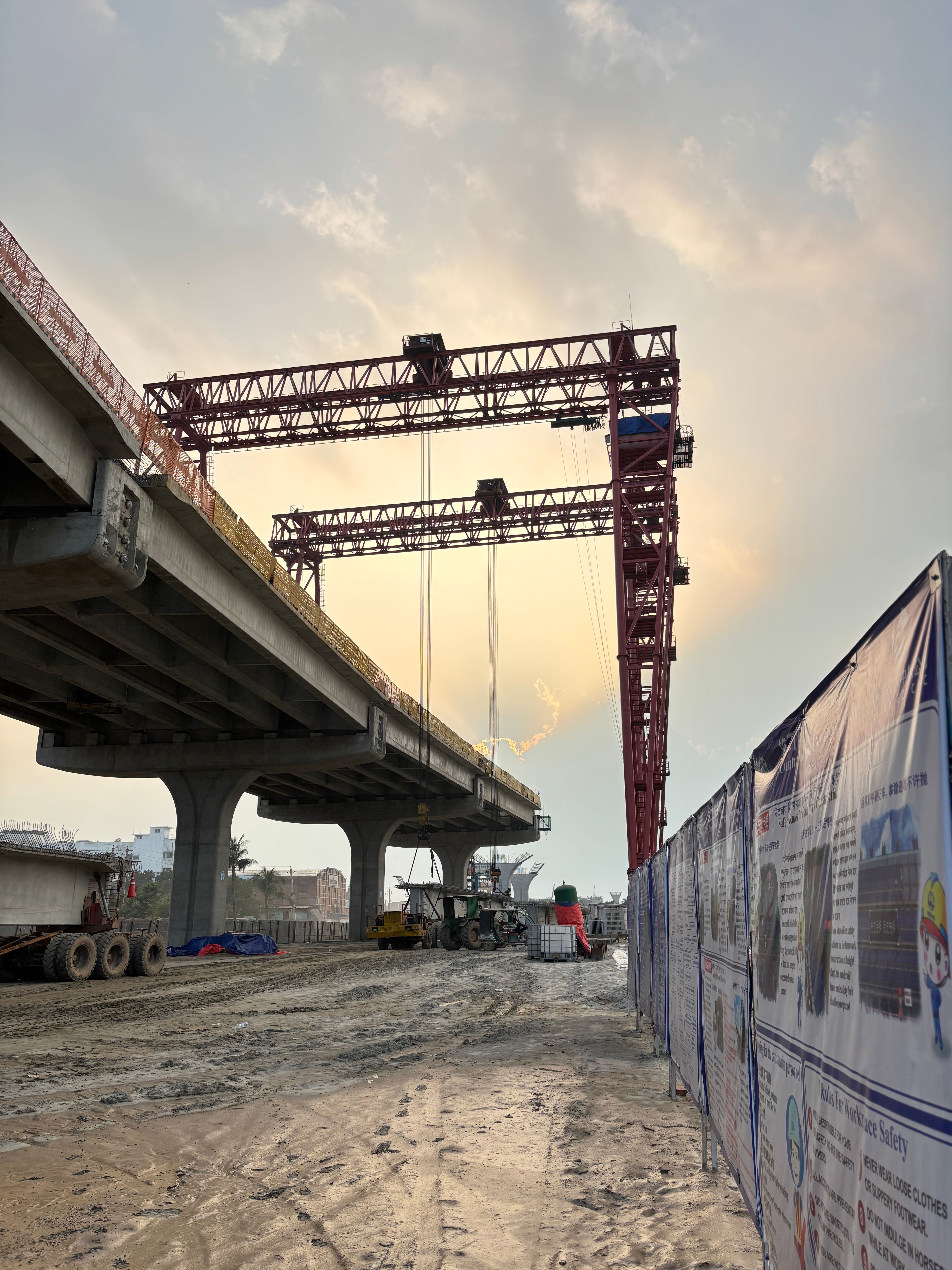 Guindaste de 500 toneladas fecha via junto ao BH Shopping para ampliar viaduto do Belvedere
