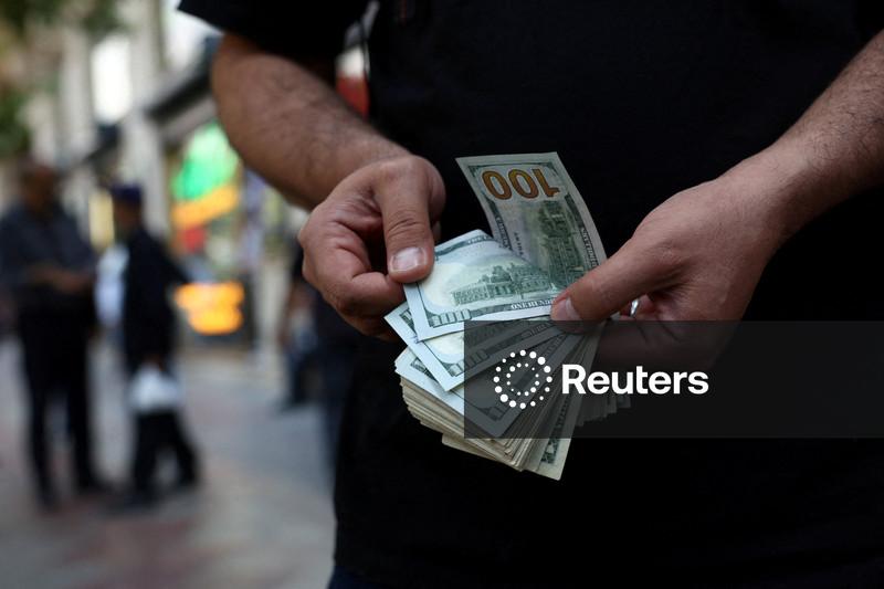 Dólar oscila perto da estabilidade com exterior e crise no STF no radar
