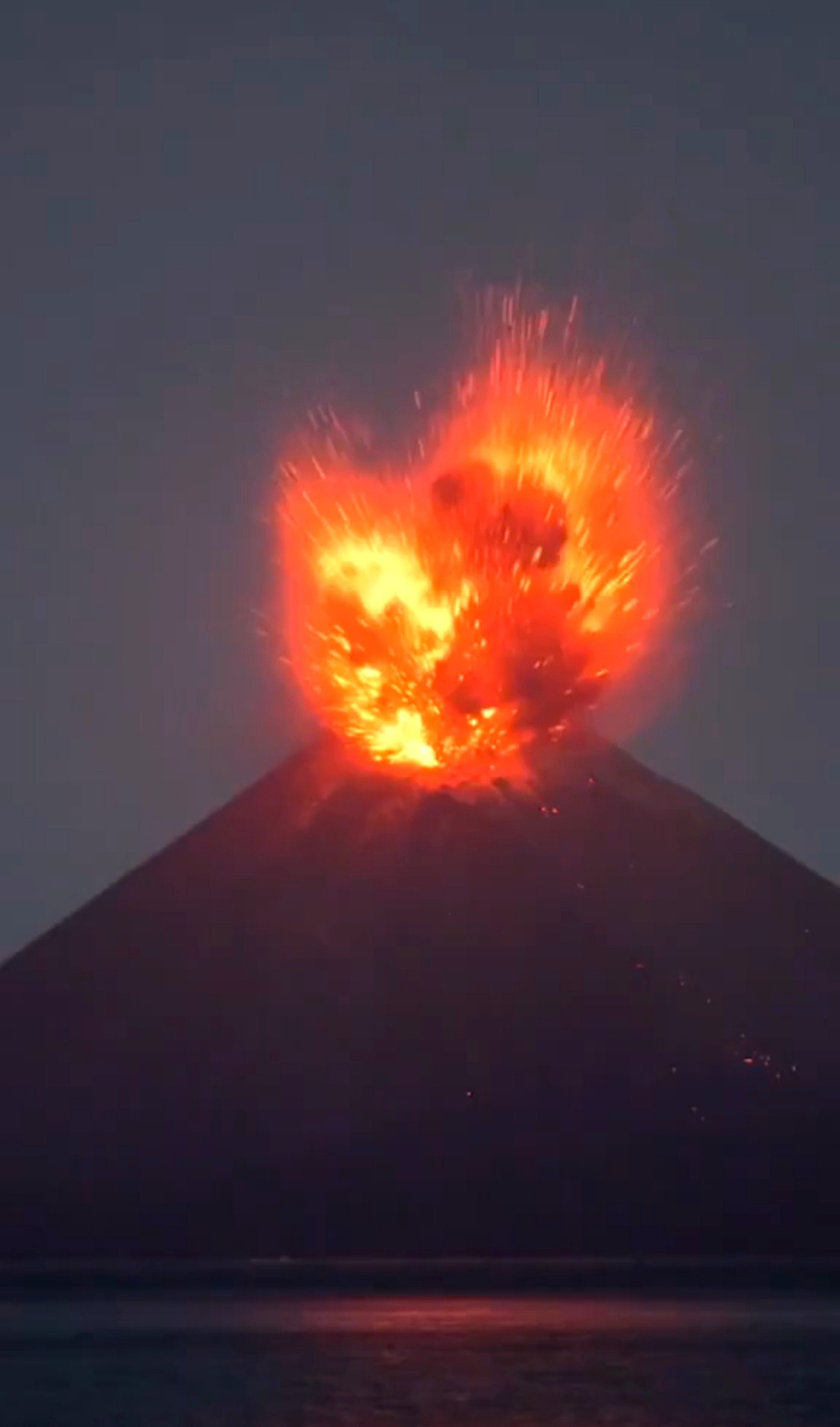 Vulcão Anak Krakatau entra em erupção e suspende voos no principal aeroporto da Indonésia