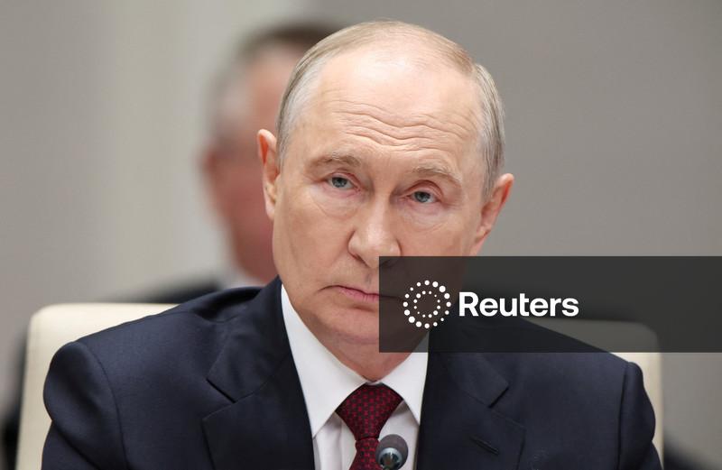 Putin diz que Rússia está vencendo no campo de batalha e que não negociará com “terroristas”