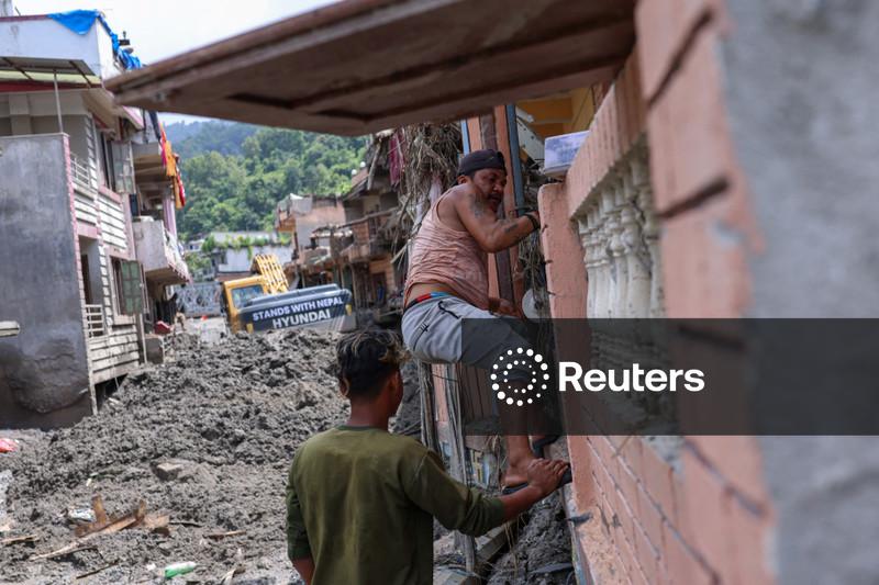 Equipes de resgate do Nepal concentram esforços para encontrar 900 trabalhadores de usinas hidrelétricas