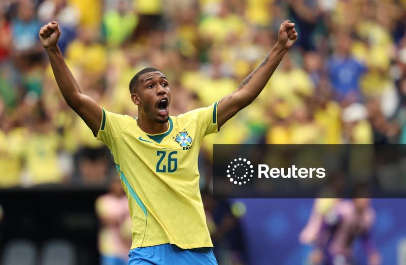 Brasil busca empate com Austrália nos acréscimos com gol de Rayan