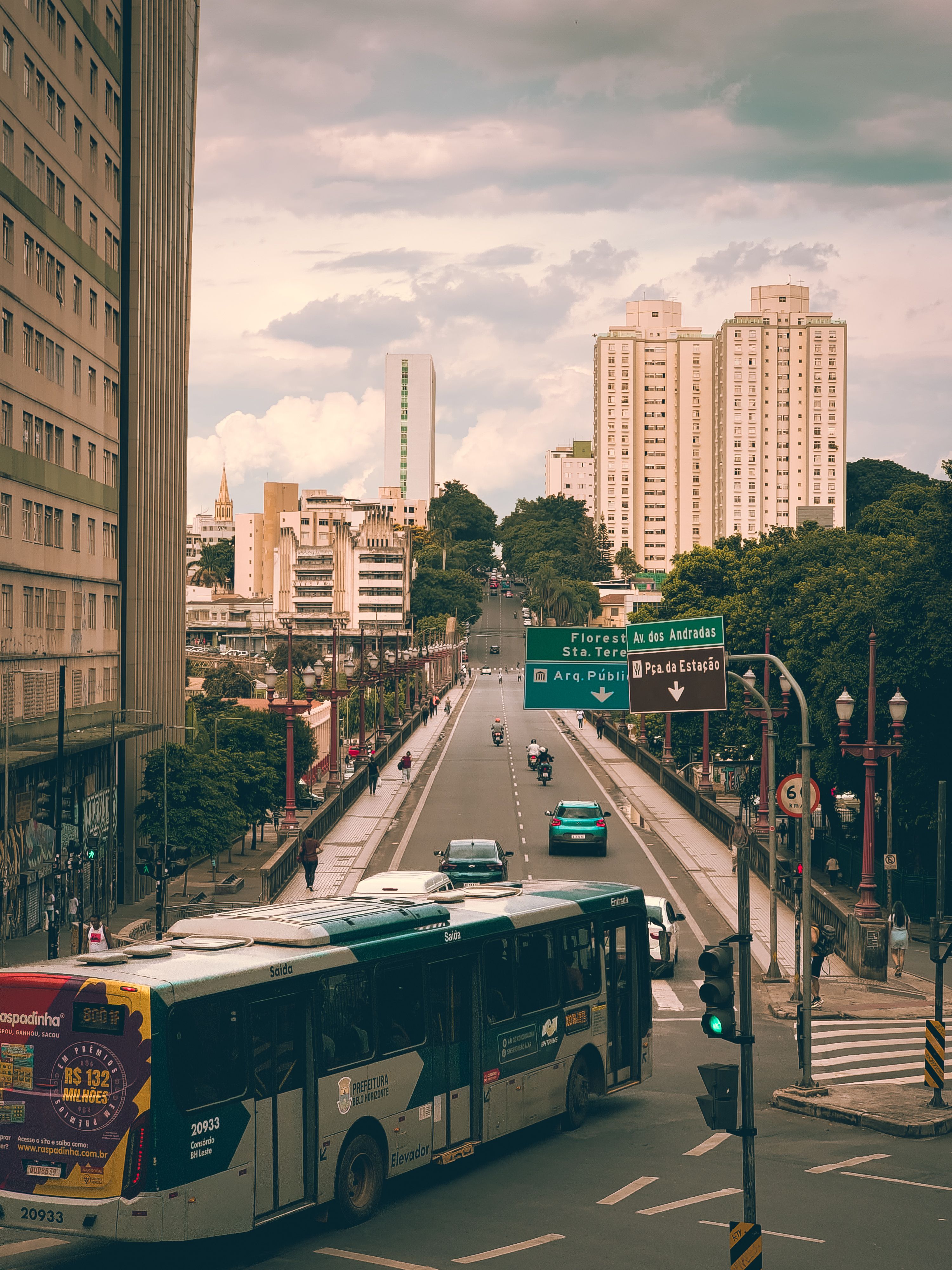 URBS desvia quatro linhas de ônibus por bloqueio na Avenida Arthur da Silva Bernardes
