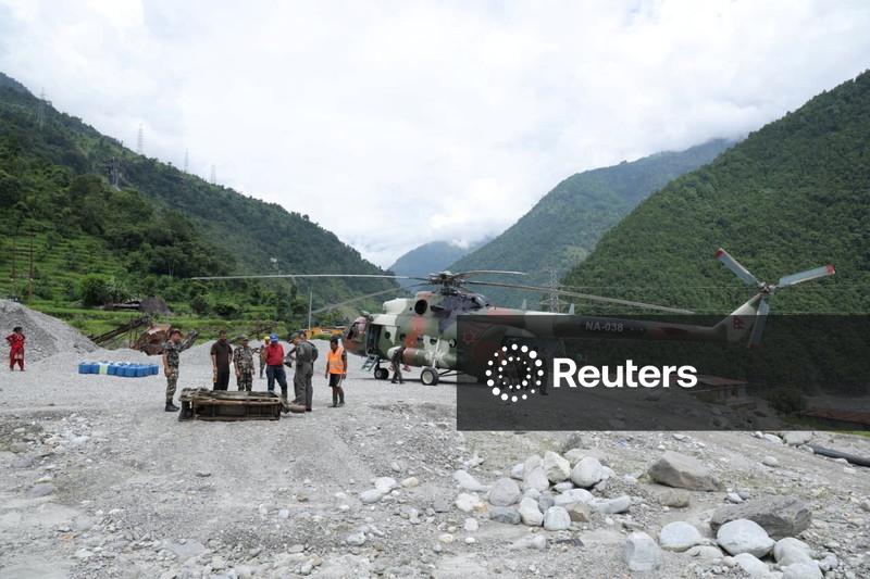 Número de mortos por enchentes no Nepal ultrapassa 1.000; equipes de resgate chegam a áreas remotas