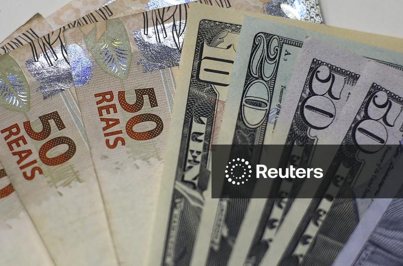 Dólar avança ante o real, em linha com exterior