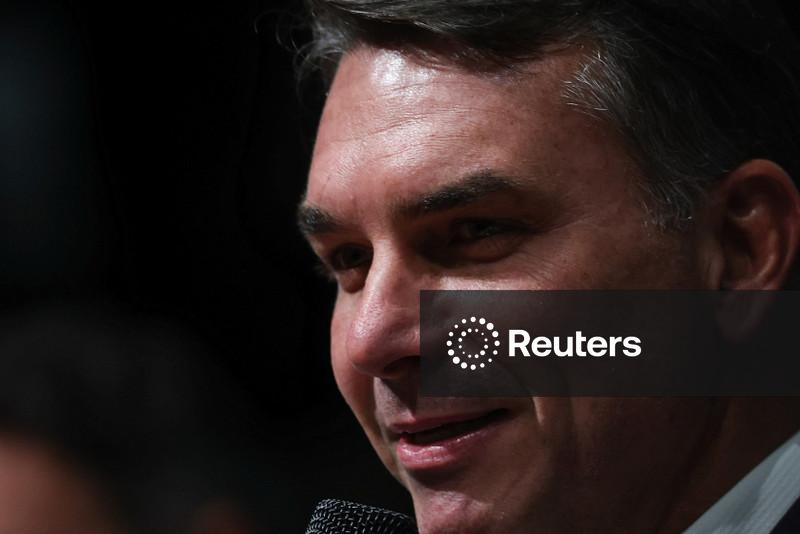 Flávio Bolsonaro anuncia apoio de Cury à sua candidatura no 2º turno