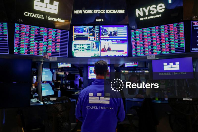 Nasdaq cai a menor nível em quase 3 meses com Amazon e Intel alimentando preocupações com IA