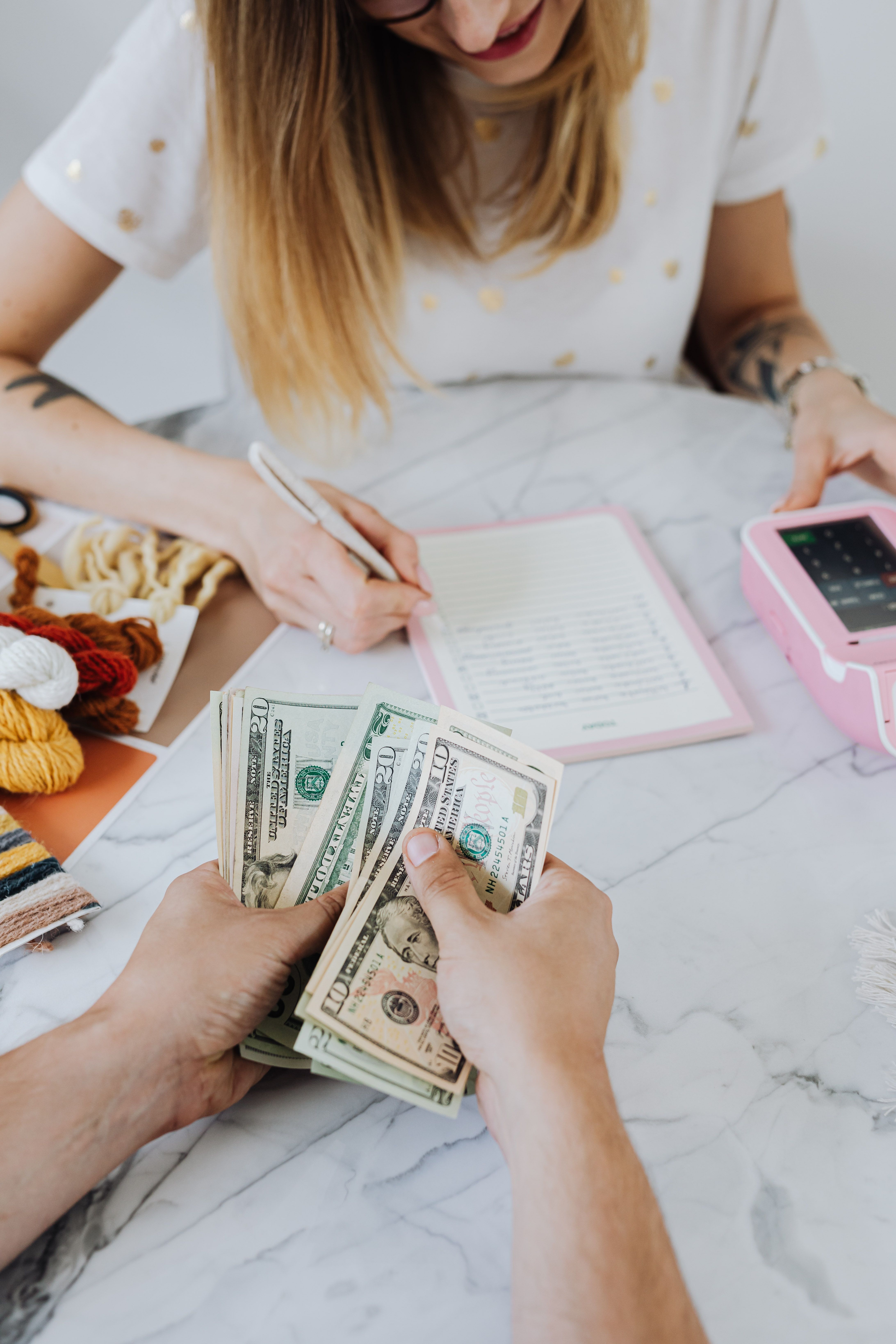 Bolsa Família de outubro chega com piso de R$ 691 e pagamentos começam dia 19; veja o calendário por NIS