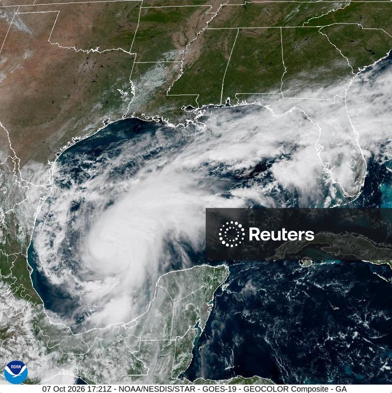 Tempestade tropical Isaias deve atingir costa dos Estados Unidos como furacão na madrugada do sábado