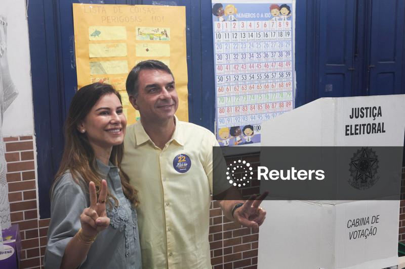 Flávio Bolsonaro vota no Rio e faz apelo para que eleitores compareçam às urnas