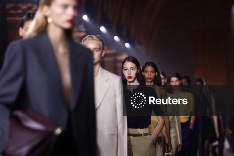 Victoria Beckham apresenta vestidos transparentes e ternos oversized para a primavera/verão 2027