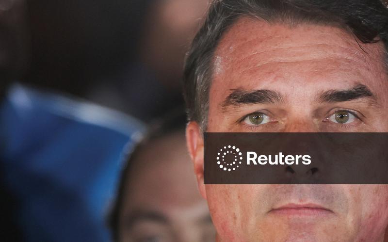 Flávio Bolsonaro foi para os EUA, diz aliado do senador à Reuters