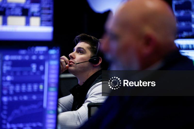 Wall St fecha em queda, após receita da Alphabet abaixo do esperado reviver temores com gastos em IA