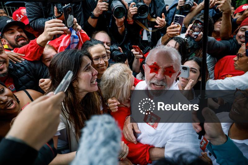 Lula lidera apuração do 2º turno da eleição presidencial com 5,56% das seções eleitorais apuradas, diz TSE