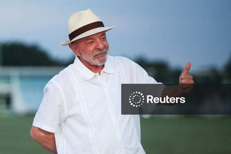 Lula diz que viagem de Flávio para os EUA após derrota na eleição é ato vergonhoso
