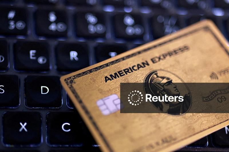 AmEx eleva previsão de lucro para 2026 e planeja cortar 5% da força de trabalho