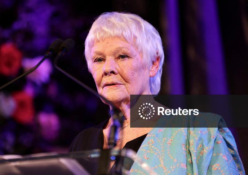 Atriz Judi Dench afirma que piora da visão a impede de continuar atuando