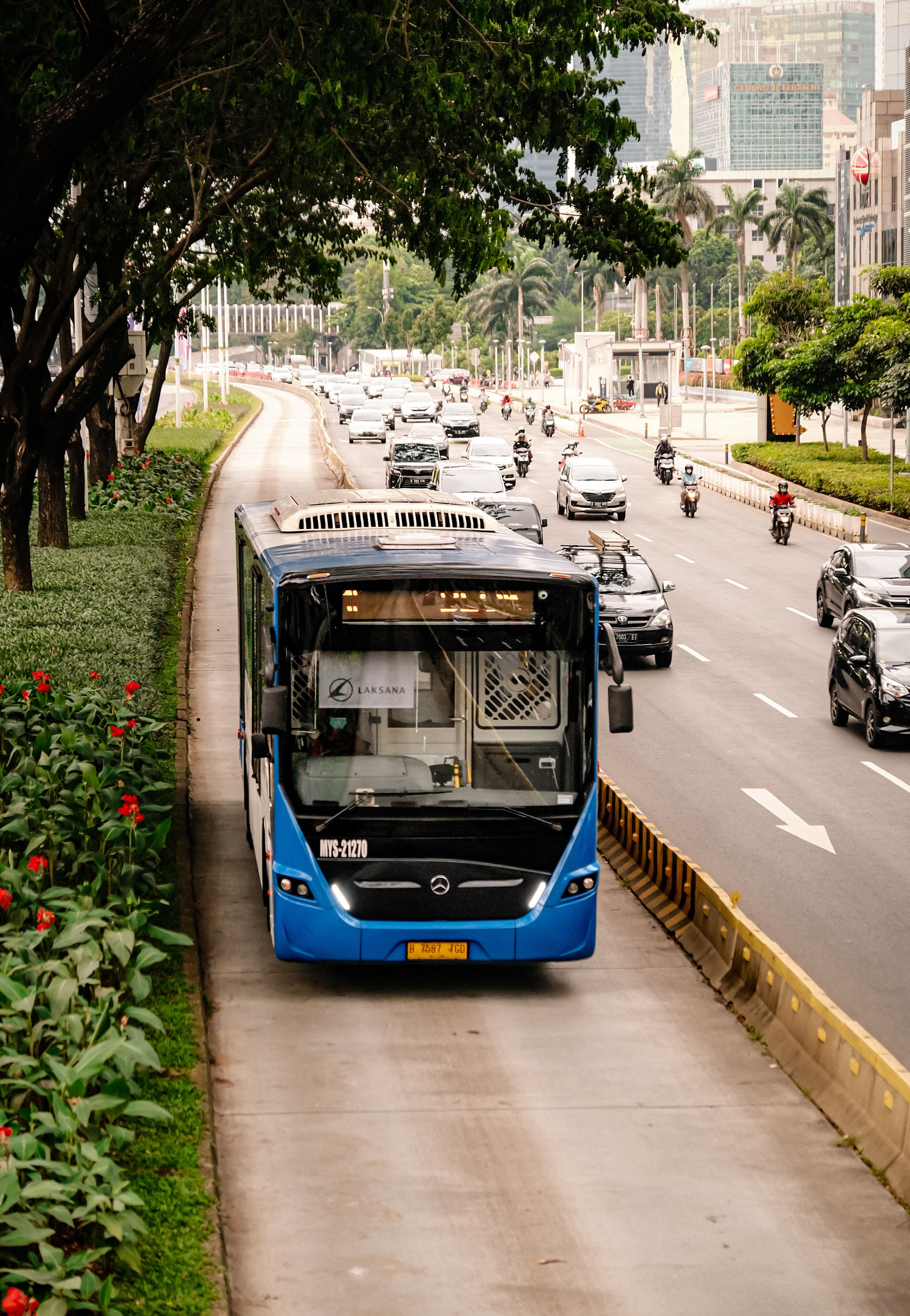 Obras no corredor do BRT Transcarioca interditam pista na Cândido Benício