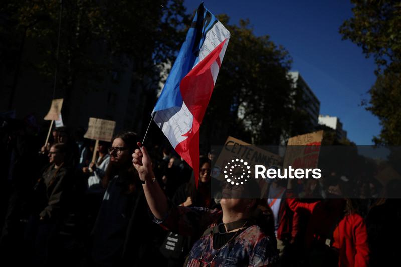 França tem confrontos isolados à medida que tensões aumentam após marchas