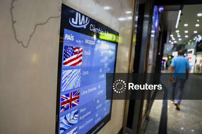 Dólar cai após duas novas pesquisas eleitorais mostrarem Flávio à frente de Lula