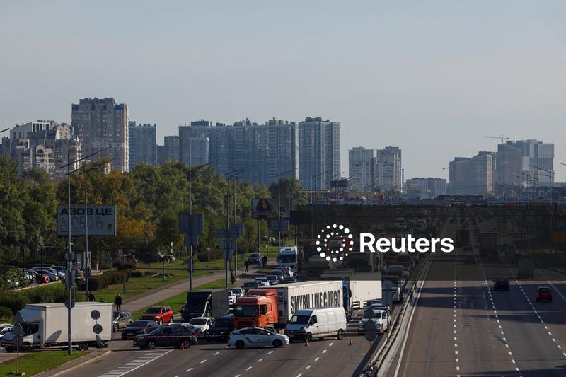 Ataques aéreos russos visam pontes sobre o rio Dnipro em Kiev