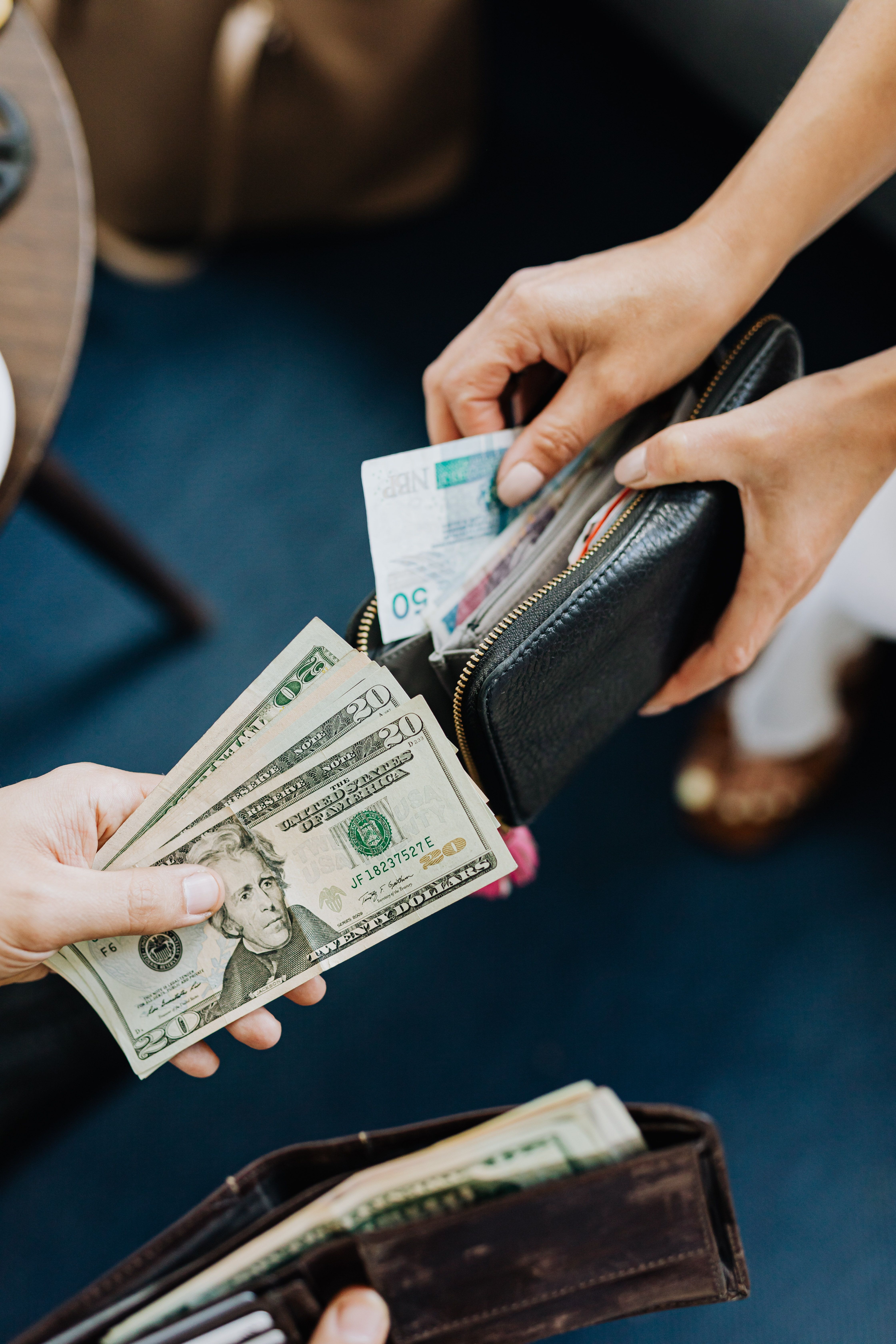 Dólar sobe pelo 2º dia seguido e fecha perto de R$ 5,04 na véspera do 2º turno; veja o reflexo no bolso do manauara