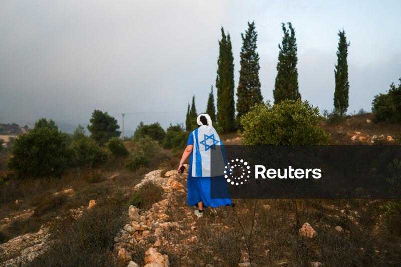 Colonos israelenses roubam azeitonas de palestinos, ataques à colheita se tornam cada vez mais violentos