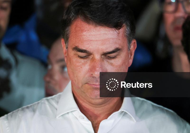 Flávio Bolsonaro diz ter sido intimado pela PF a entregar passaporte