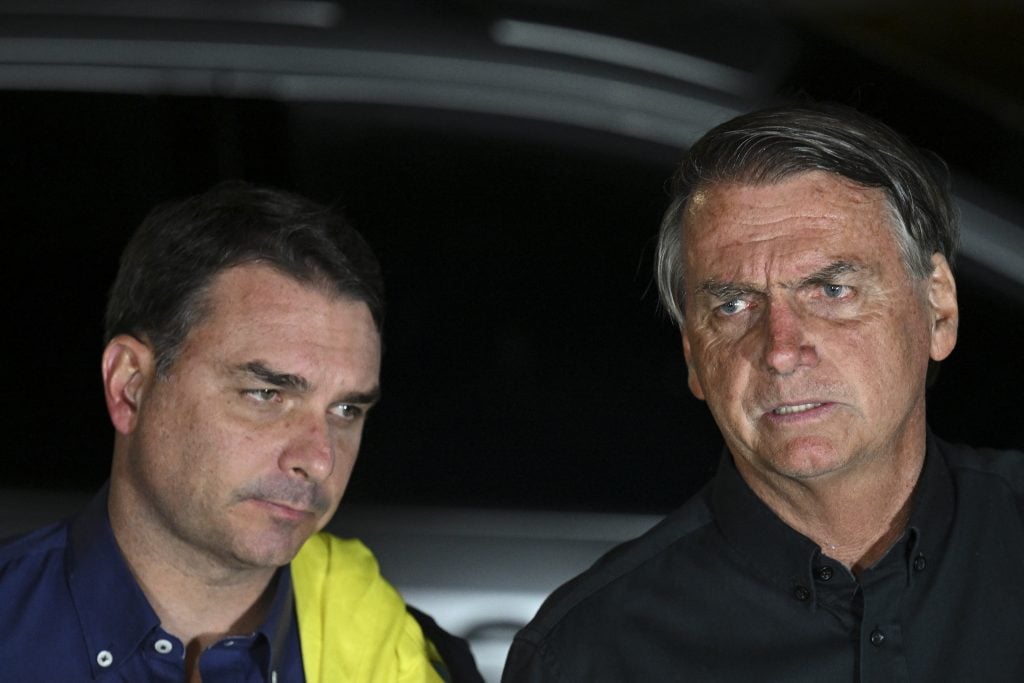 PGR dá aval para Flávio Bolsonaro voltar a visitar o pai na prisão domiciliar