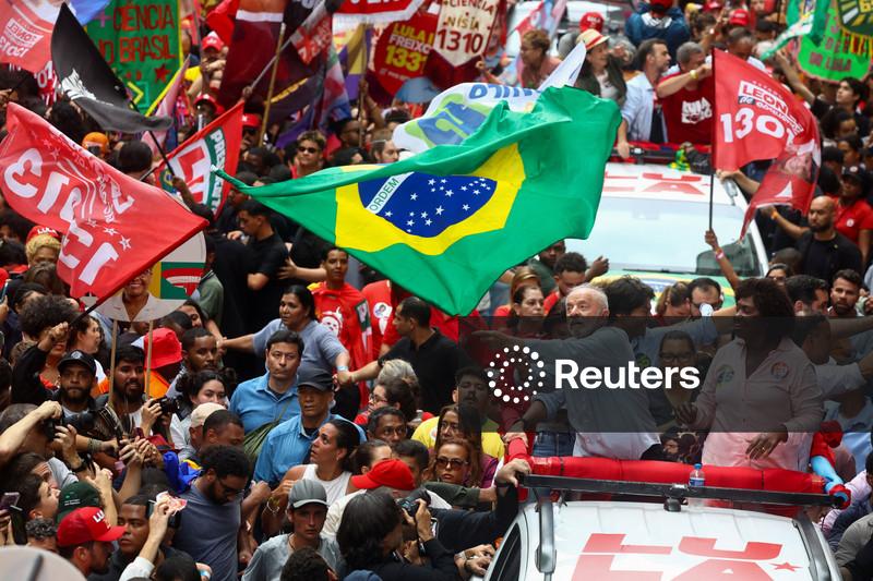 Lula diz que brasileiros têm o direito de ter quantos cartões de crédito quiserem