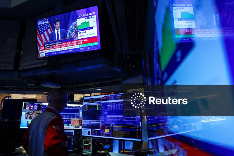 Nasdaq cai mais de 1% após resultado da Alphabet reacender temor sobre IA